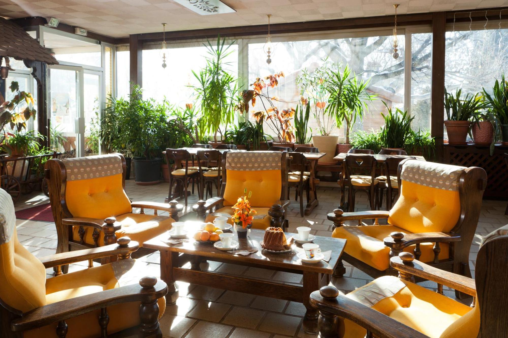 Hotel Restaurant Pavillon Carina Gap Bagian luar foto